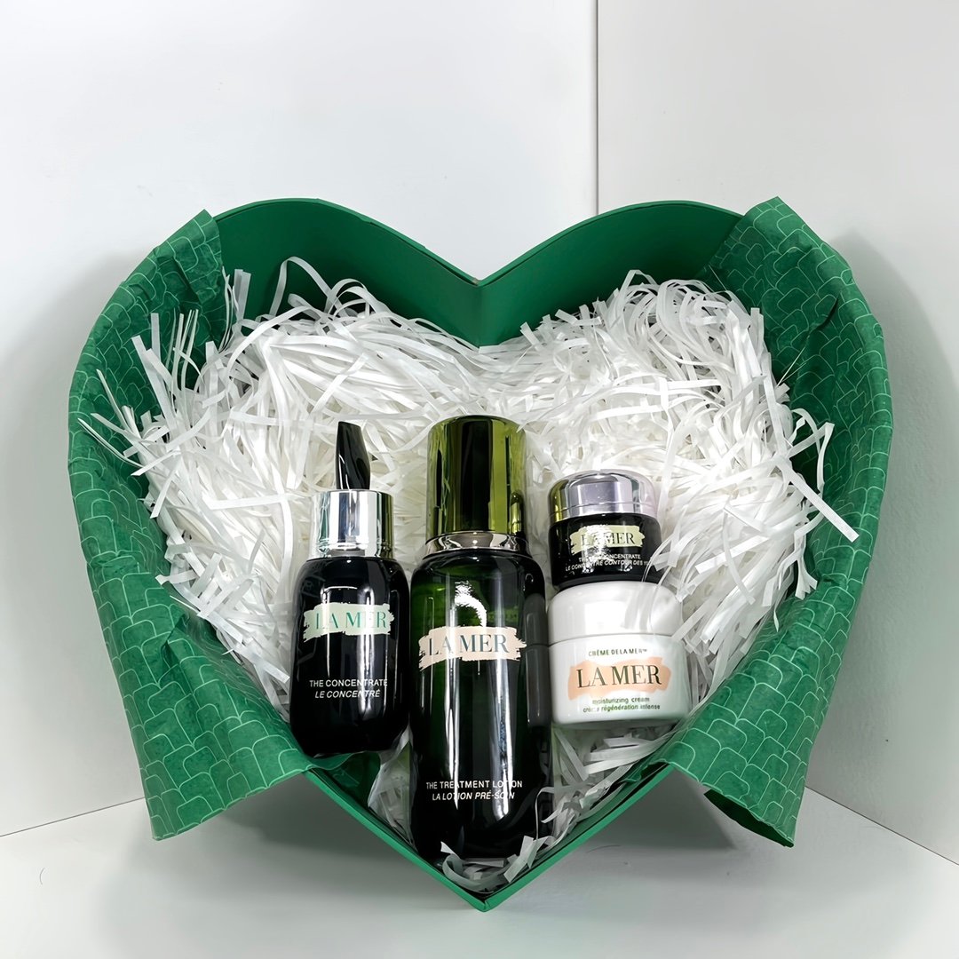 La Mer Love Four-piece Set️ contains: Essence Water 150ml + Essence 50ml + Face Cream 30ml + Eye Cream 15ml.
