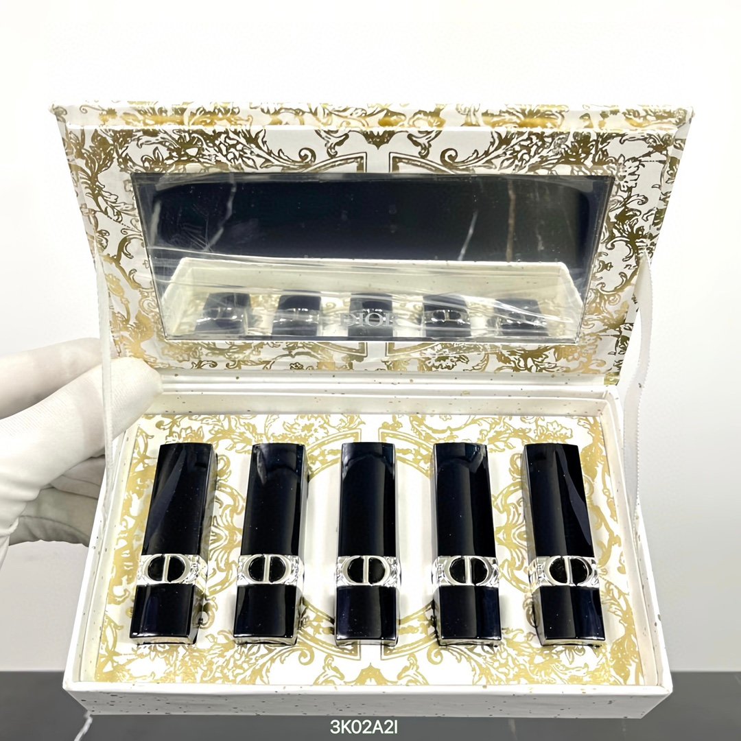 Dior Gold Flower Blue Gold Lipstick Sample 5-piece Set! Contains: 1.5g*5. Color number: 840 Velvet-720 Velvet-888 Matte-999 Matte-772 Matte